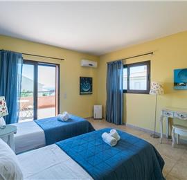 4 Bedroom Villa with Pool and Walking Distance from Gale Beach, Sleeps 8